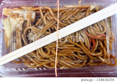 香ばしいソースの香りが漂う屋台の焼きそば 香ばしいソースの香りが漂う屋台の焼きそば 138616259