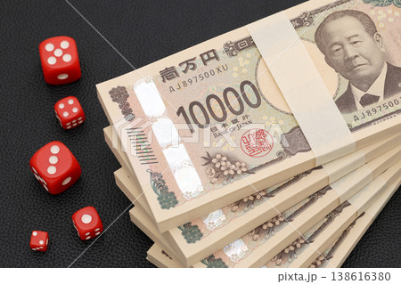 札束とさいころ 138616380