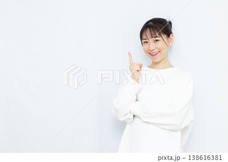 指さしをしている女性 138616381