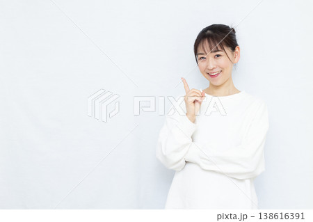 人差し指を立てる女性 138616391