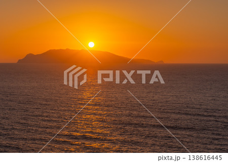 口永良部島に沈む夕日　屋久島から(秋 138616445