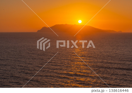 口永良部島に沈む夕日 屋久島から(秋 口永良部島に沈む夕日 屋久島から(秋 138616446