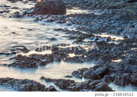 夜明け前の海岸 神が宿る屋久島(秋 夜明け前の海岸 神が宿る屋久島(秋 138616522
