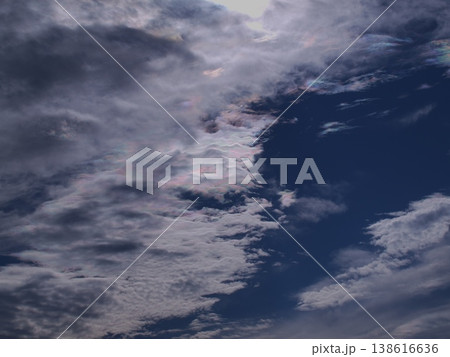 秋の青空と白い雲と彩雲 138616636