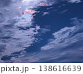 秋の青空と白い雲と彩雲 138616639