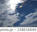 秋の青空と白い雲と彩雲 138616640