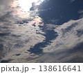 秋の青空と白い雲と彩雲 138616641