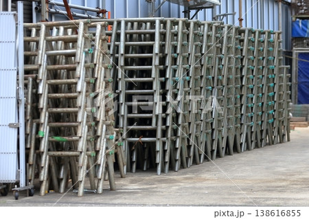 積まれた仮設資材（鉄筋用パイプ馬）イメージ 138616855
