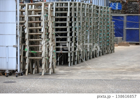 積まれた仮設資材（鉄筋用パイプ馬）イメージ 138616857