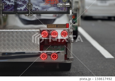 トラックのテールランプ　イメージ 138617492
