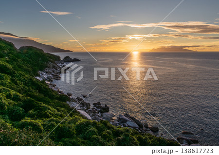 東シナ海に沈む夕日　神が宿る屋久島(秋 138617723