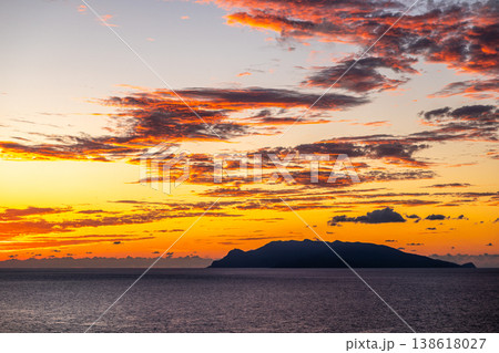 口永良部島の夕景　屋久島から(秋 138618027