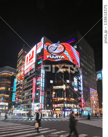 賑わう銀座数寄屋橋交差点の夕景　都市景観（2026年3月） 138618375