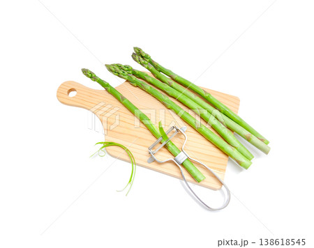 ビューラーでアスパラガスの皮を剥く作業イメージ【白背景・切り抜き】 138618545