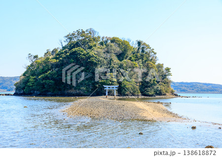 干潮時の春の小島神社 長崎県壱岐市 干潮時の春の小島神社 長崎県壱岐市 138618872