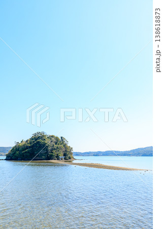 干潮時の春の小島神社　長崎県壱岐市 138618873