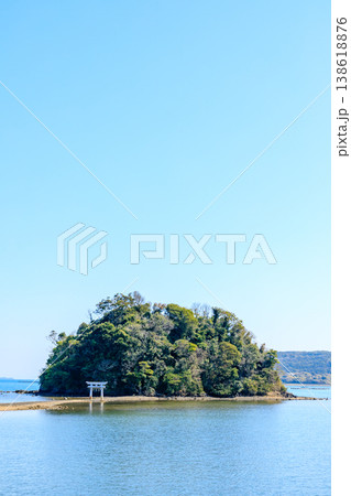 干潮時の春の小島神社　長崎県壱岐市 138618876