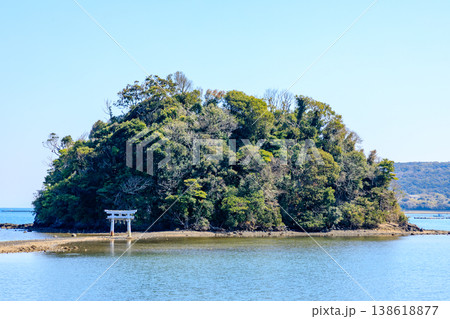 干潮時の春の小島神社　長崎県壱岐市 138618877