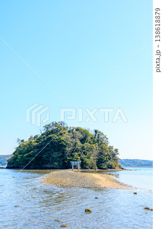干潮時の春の小島神社　長崎県壱岐市 138618879