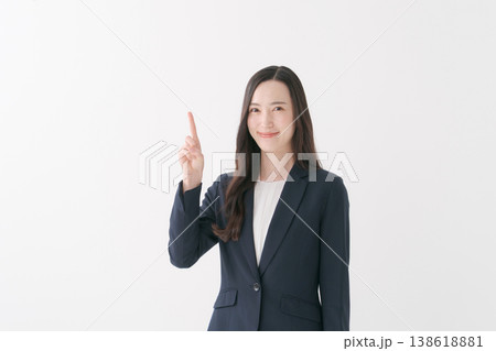 案内する女性 138618881