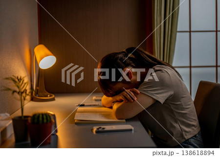 疲れてうつ伏せになっている場面 138618894