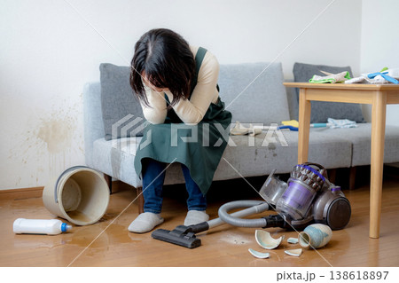 散らかった部屋で落ち込んでいるシーン 138618897