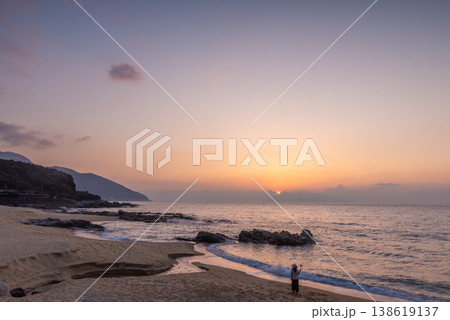 海亀産卵地永田いなか浜　夕景　屋久島(秋 138619137