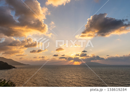 東シナ海の夕景 神が宿る屋久島(秋 東シナ海の夕景 神が宿る屋久島(秋 138619284