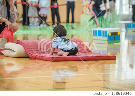 【保育園の運動会 障害物競走】 【保育園の運動会 障害物競走】 138619346