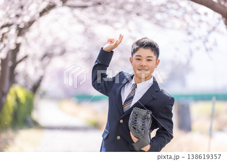 満開の桜の中でキャッチポールをする学生 138619357