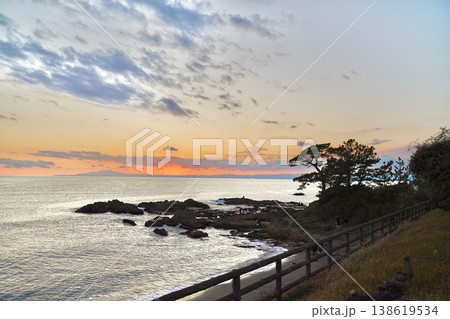 日本の神奈川県、秋谷の立石海岸の夕焼け 日本の神奈川県、秋谷の立石海岸の夕焼け 138619534