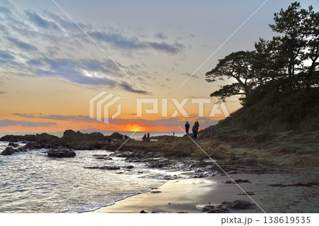 日本の神奈川県、秋谷の立石海岸の夕焼け 日本の神奈川県、秋谷の立石海岸の夕焼け 138619535