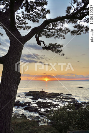 日本の神奈川県、秋谷の立石海岸の夕焼け 日本の神奈川県、秋谷の立石海岸の夕焼け 138619537