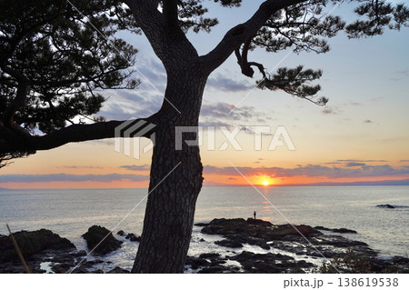 日本の神奈川県、秋谷の立石海岸の夕焼け 138619538