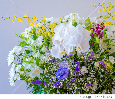 白と紫の豪華な仏花アレンジメント 138619583