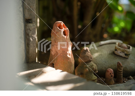 素焼きの土偶が並ぶ様子 138619598