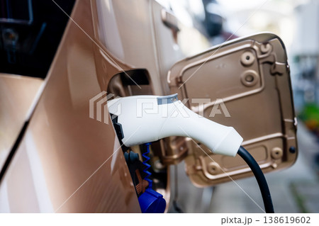 電気自動車に接続された充電プラグ 電気自動車に接続された充電プラグ 138619602