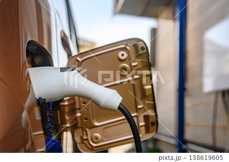 EV充電プラグを車体に接続 138619605