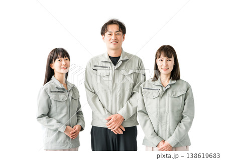 作業着・作業衣服を着た製造業・建築業・運送業・建設業の男女スタッフ 138619683