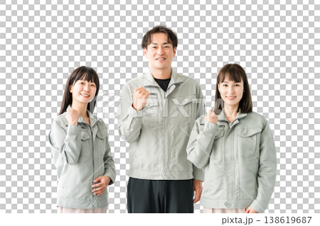 製造業、建築業、運輸業和建築業的男女員工身著工作服,擺出擊拳慶祝的姿勢 製造業、建築業、運輸業和建築業的男女員工身著工作服,擺出擊拳慶祝的姿勢 138619687