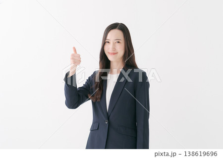 親指を立ててグッドポーズをする女性 138619696