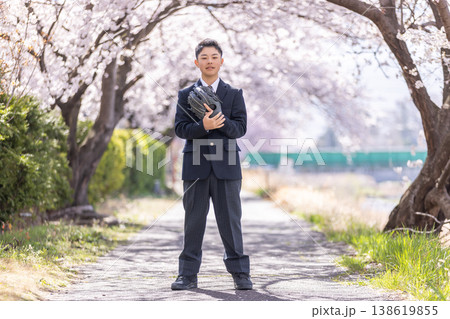 桜並木にバスケットボールを持ってたつ学生 桜並木にバスケットボールを持ってたつ学生 138619855