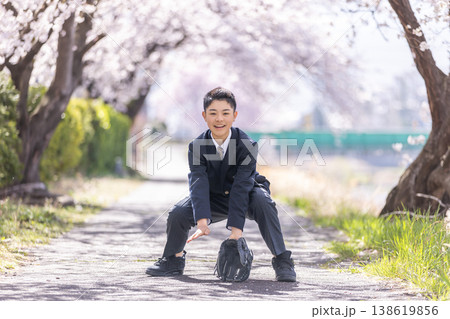 桜並木にバスケットボールを持ってたつ学生 桜並木にバスケットボールを持ってたつ学生 138619856