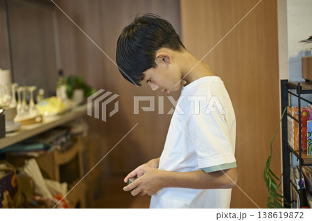 自宅でスマホを見る男の子 138619872