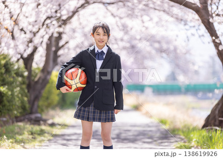 桜の下でバスケットボールを持つ新一年生 138619926