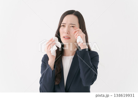 涙を流すスーツの女性 138619931
