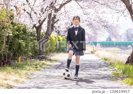 桜の下でサッカーボールを蹴る女子中学生 桜の下でサッカーボールを蹴る女子中学生 138619957