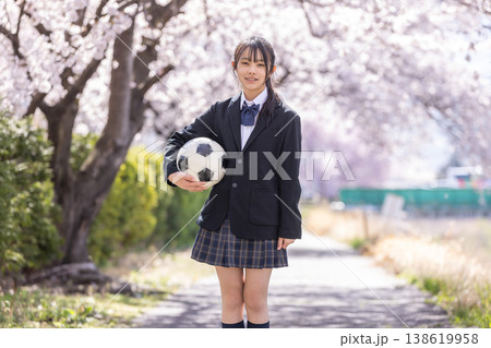 制服を着た新一年生 138619958