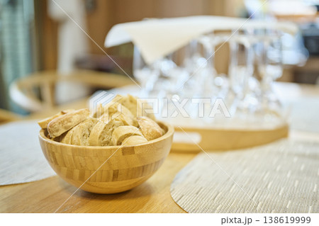 木のボウルに入ったバゲットのスライス 138619999