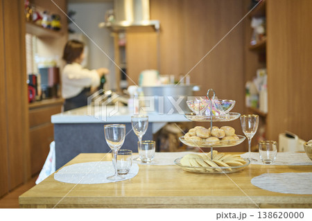 パーティーテーブルの準備風景 138620000